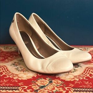 LifeStride White Leather Pumps – Soft System Comfort Heels